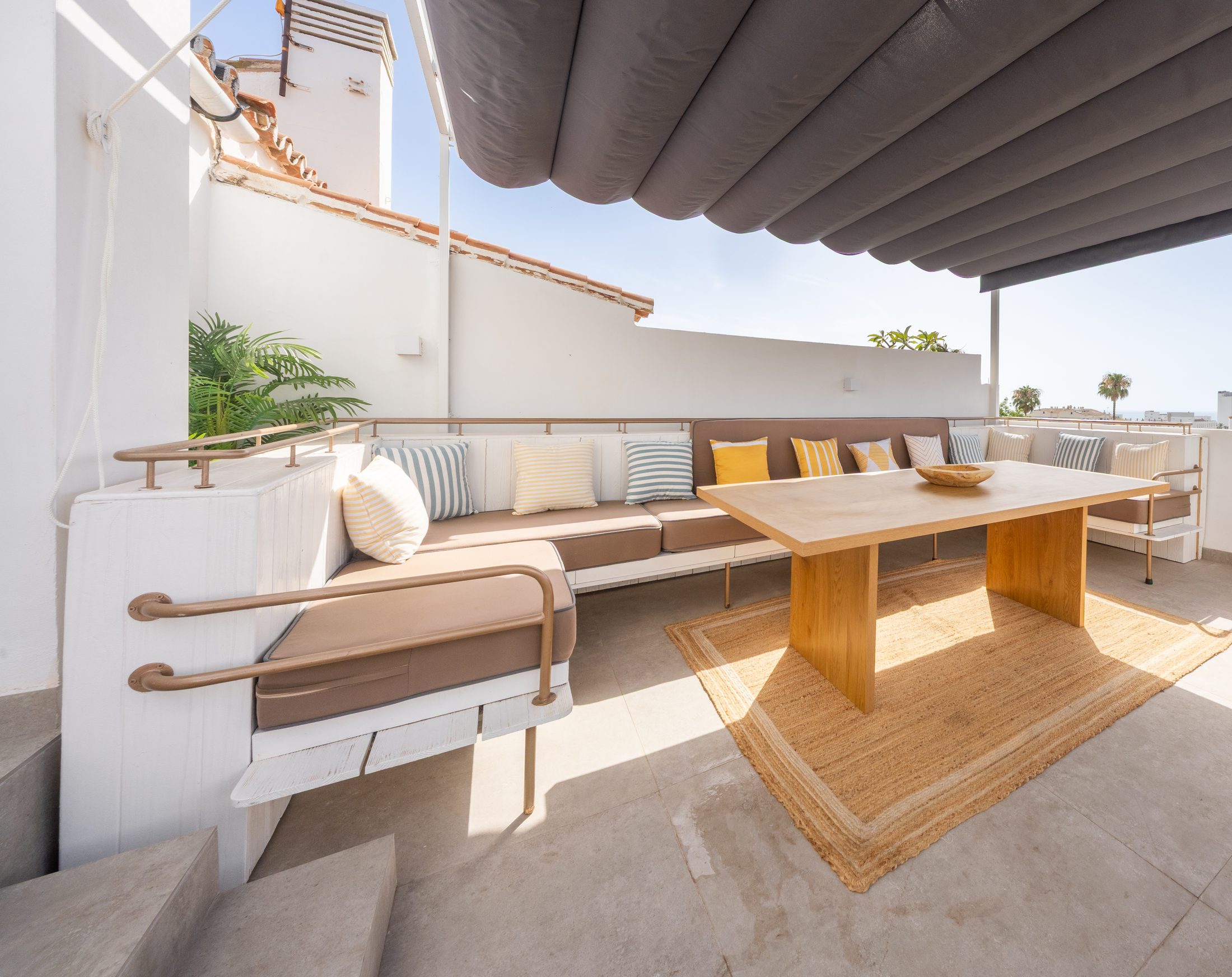 Azotea privada con pérgola y solárium en Villa Cobo