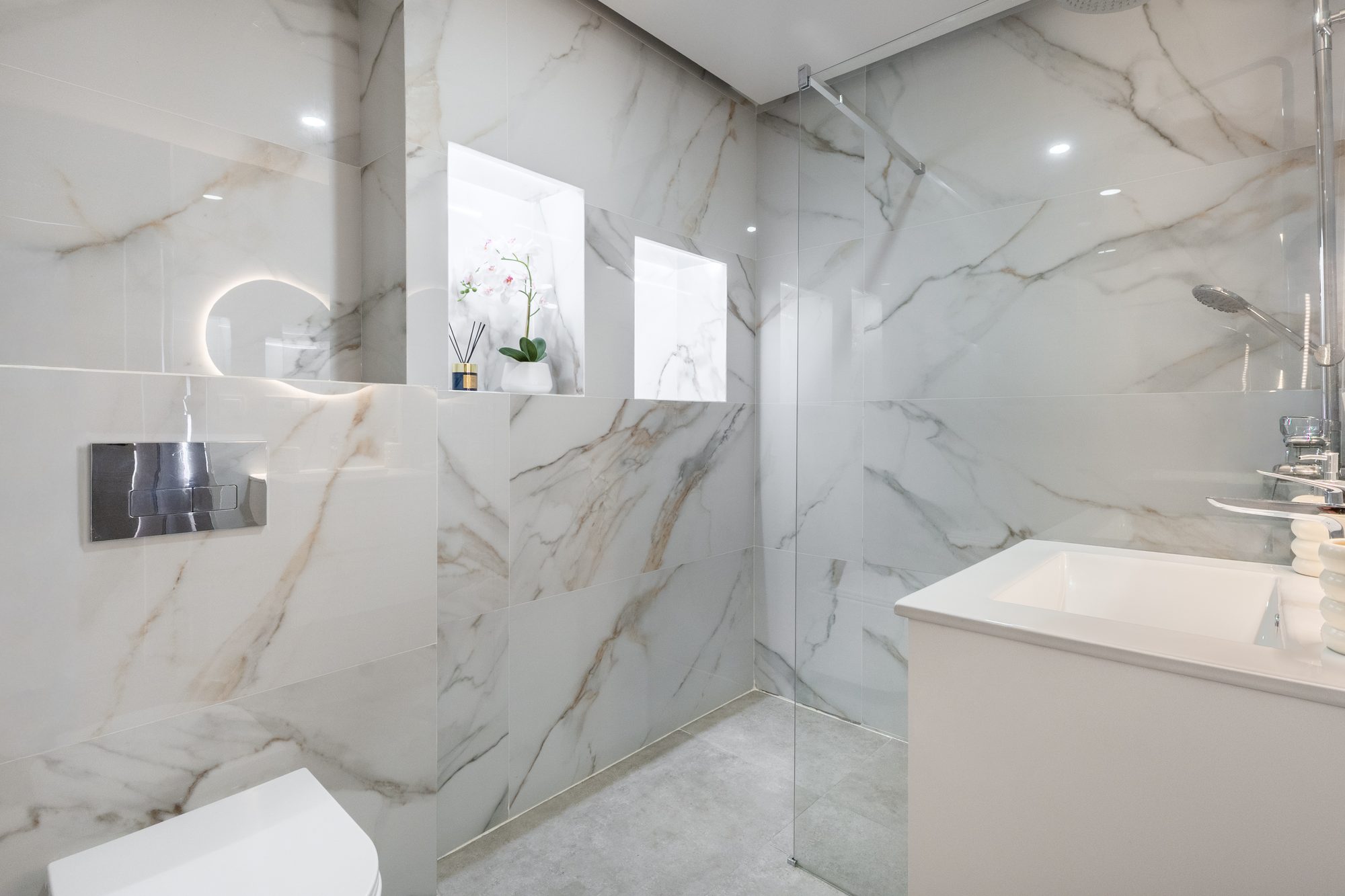 Baño en mármol blanco