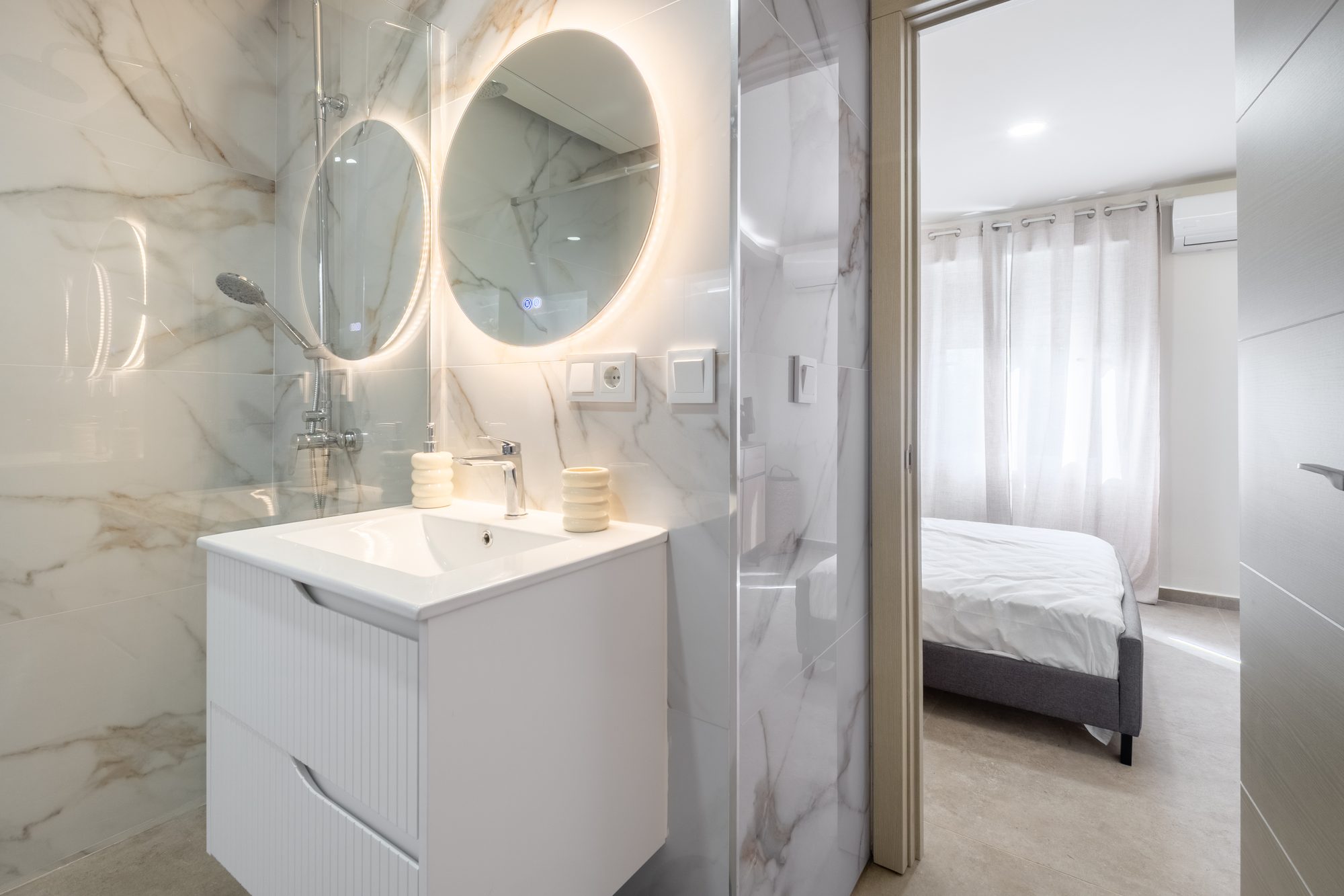 Baño en mármol blanco
