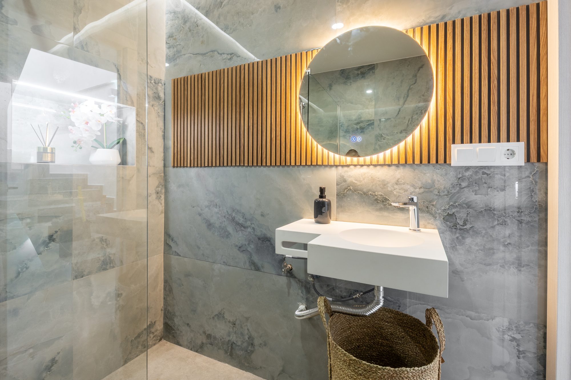 Baño con doble lavabo en mármol