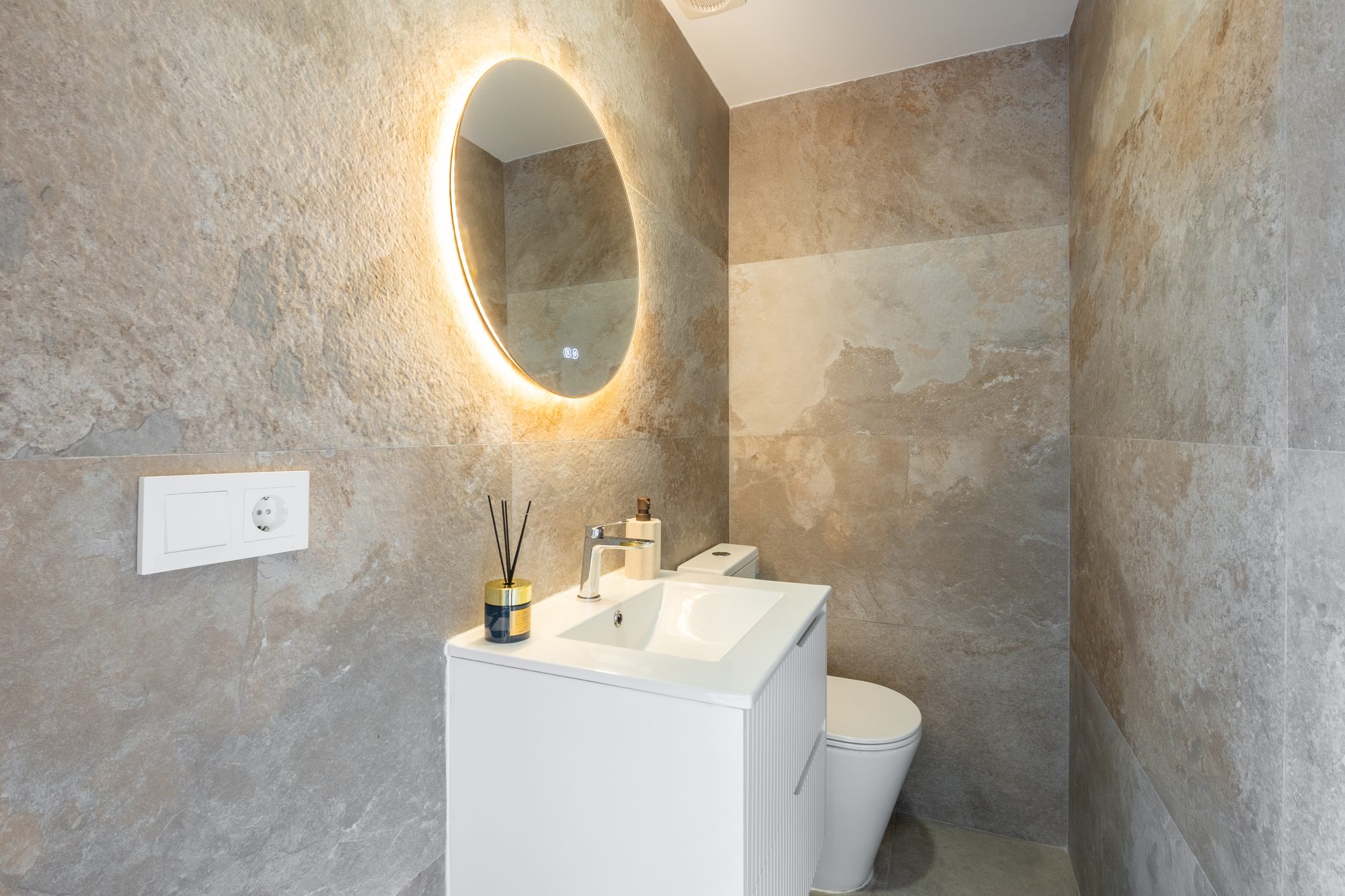 Baño en mármol con espejo retroiluminado