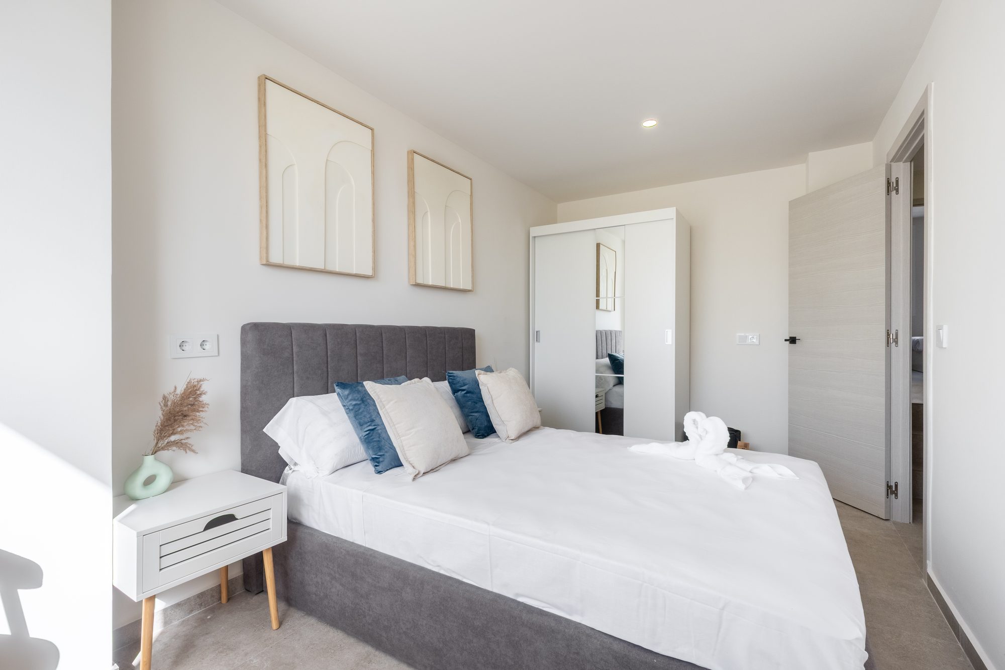 Dormitorio con cama king