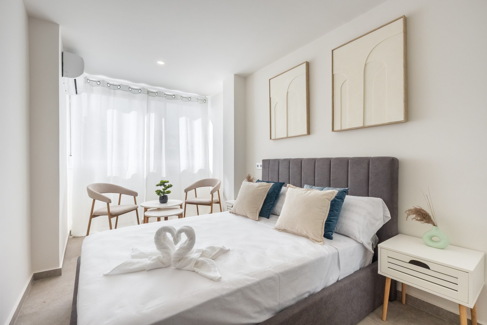 Dormitorio con luz natural